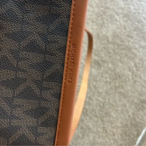 Michael Kors Brown Leather Crossbody Bag with Adjustable Strap - Picture 5 of 6